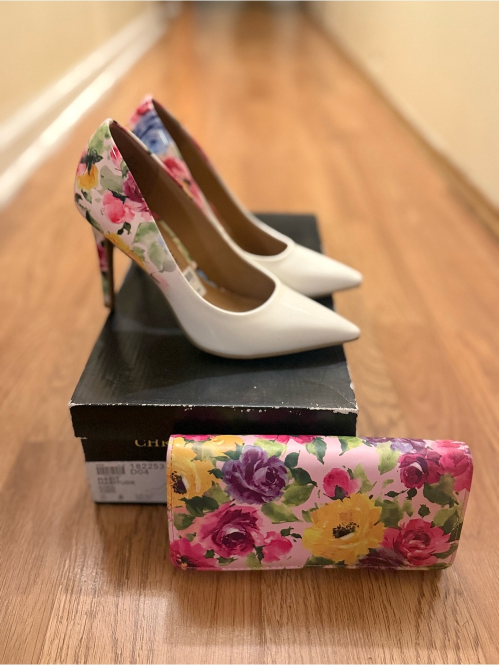 Floral Accent White Pointed-Toe Pumps• 💖